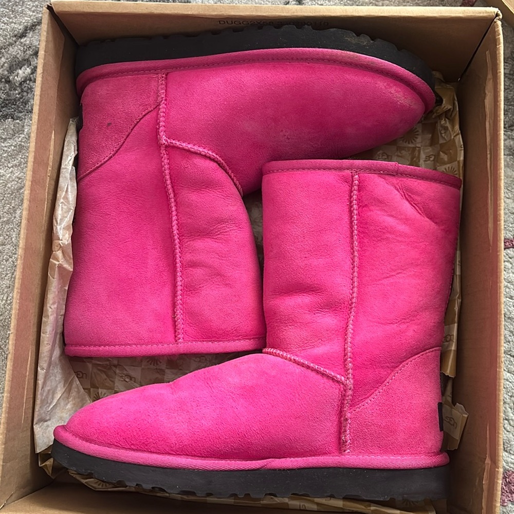 UGG AUSTRALIA Fuscia Short Boots